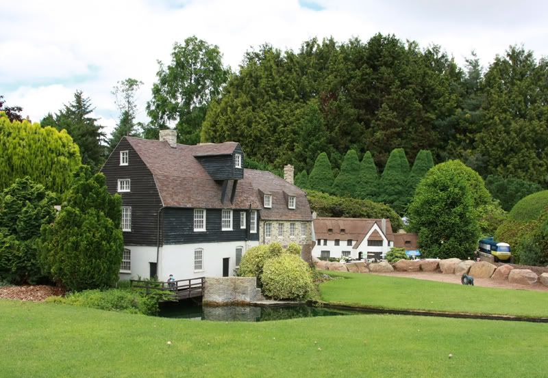 IMAGE: http://i239.photobucket.com/albums/ff120/junesunz/cockington6.jpg