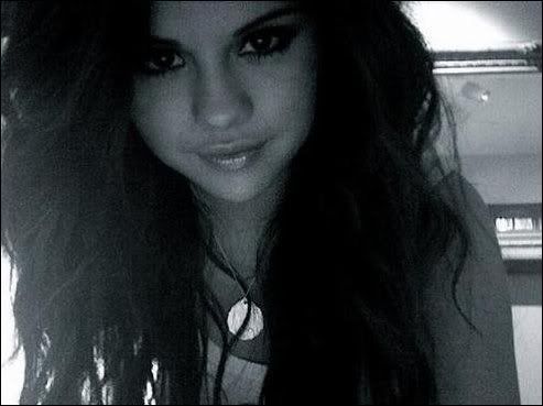 selena gomez twitter photos. Selena Gomez Rare (Large)