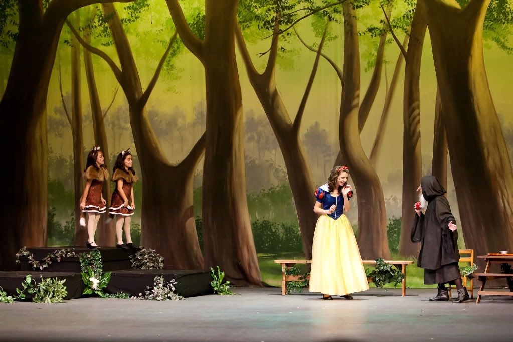 IMAGE: http://i239.photobucket.com/albums/ff66/mcgomez13/SnowWhite-7251.jpg